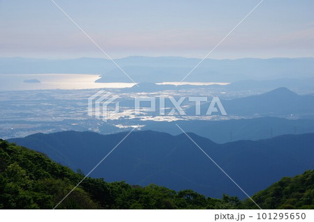 滋賀県米原市　伊吹山から湖北方面を望む 101295650