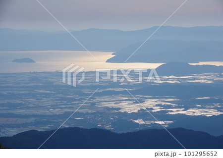 滋賀県米原市 伊吹山から湖北方面を望む 滋賀県米原市 伊吹山から湖北方面を望む 101295652