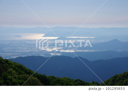 滋賀県米原市　伊吹山から湖北方面を望む 101295653