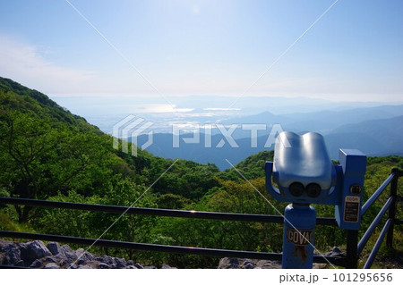 滋賀県米原市　伊吹山から湖北方面を望む 101295656