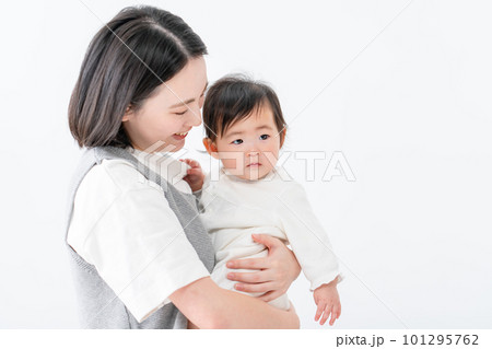 赤ちゃん ママ 抱っこ 育児 赤ちゃん ママ 抱っこ 育児 101295762