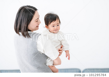 赤ちゃん　ママ　抱っこ　育児 101295764
