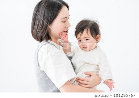 赤ちゃん　ママ　抱っこ　育児 101295767