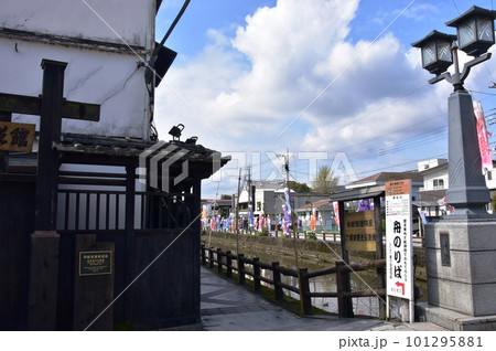 栃木市 蔵の街の巴波川にかかる幸来橋と鯉のぼり 栃木市 蔵の街の巴波川にかかる幸来橋と鯉のぼり 101295881
