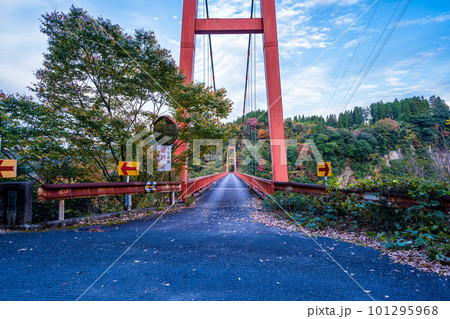 秋晴れを背景に貫見大橋風景(大分県中津江)(熊本県阿蘇郡小国町)県境 101295968