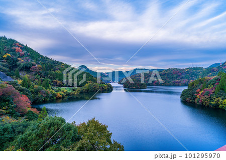 秋晴れを背景に貫見大橋から観える風景(大分県中津江)(熊本県阿蘇郡小国町)県境 101295970