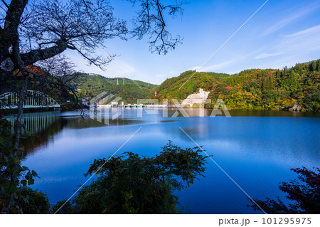 秋晴れを背景に松原ダム周辺風景(大分県中津江)(熊本県阿蘇郡小国町)県境 101295975