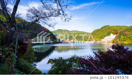 秋晴れを背景に松原ダム周辺風景(大分県中津江)(熊本県阿蘇郡小国町)県境 秋晴れを背景に松原ダム周辺風景(大分県中津江)(熊本県阿蘇郡小国町)県境 101295976