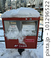雪の積もった郵便ポスト 101296522