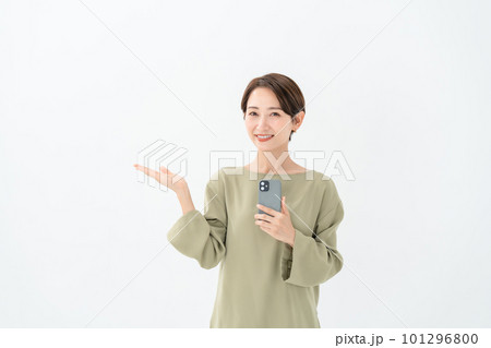 スマートフォンを持つ女性 手かざし スマートフォンを持つ女性 手かざし 101296800
