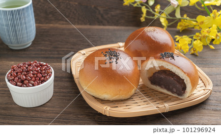 あんパンと緑茶と材料の小豆 あんパンと緑茶と材料の小豆 101296924