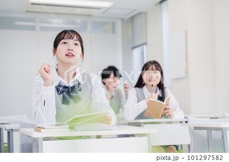 悩みながら問題を解く高校生 101297582