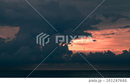 Dark cloudy tropical sunset sky over the ocean,...の写真素材 [101297688] - PIXTA