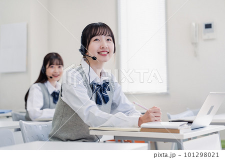 教室でノートパソコンを使う女子高生 教室でノートパソコンを使う女子高生 101298021