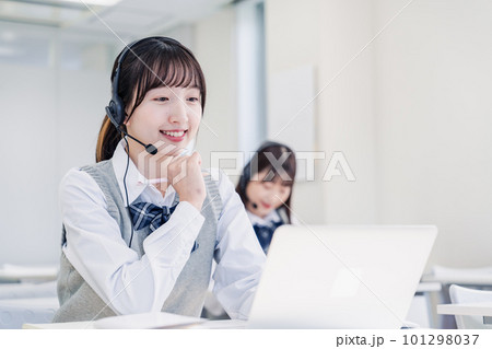 教室でノートパソコンを使う女子高生 101298037