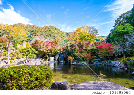 青空と紅葉に彩られた庭園風景　(耶馬溪ダム記念公園「溪石園」) 101298066