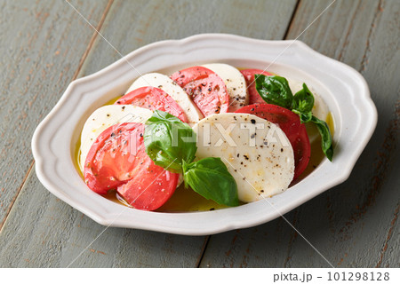カプレーゼ　トマトとモッツァレラチーズのサラダ 101298128