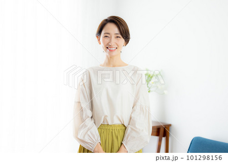 カメラ目線で笑顔のミドル女性　 101298156