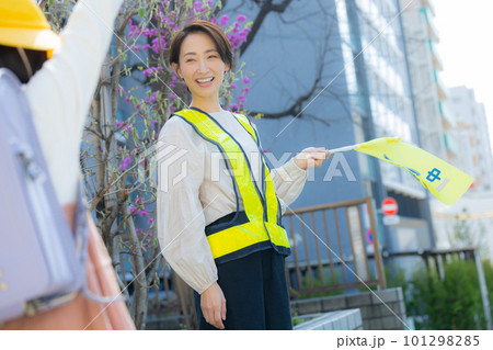 通学路を歩く小学生の女の子 通学路を歩く小学生の女の子 101298285