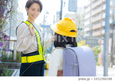通学路を歩く小学生の女の子 101298286