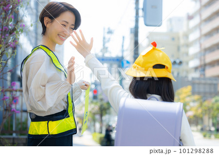 通学路を歩く小学生の女の子 101298288
