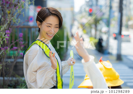 通学路を歩く小学生の女の子 101298289