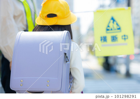 通学路を歩く小学生の女の子 101298291