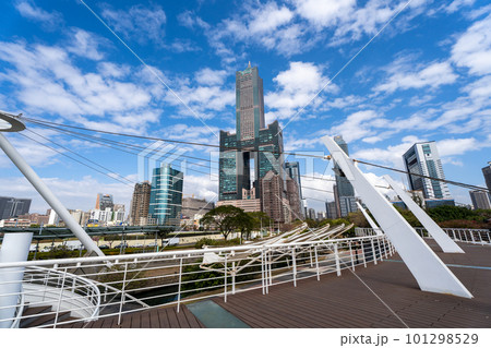 星光水の畔公園から見上げる高雄85 星光水の畔公園から見上げる高雄85 101298529