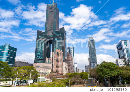 星光水の畔公園から見上げる高雄85 星光水の畔公園から見上げる高雄85 101298530