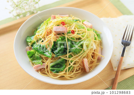 春の定番パスタ、春キャベツとベーコンのペペロンチーノ 101298683