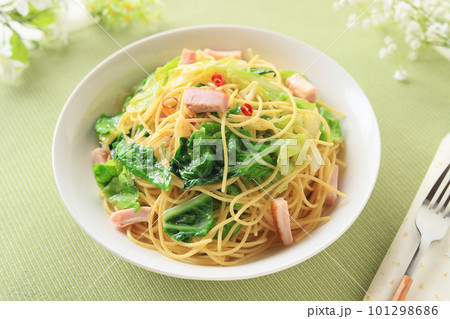 春の定番パスタ、春キャベツとベーコンのペペロンチーノ 春の定番パスタ、春キャベツとベーコンのペペロンチーノ 101298686