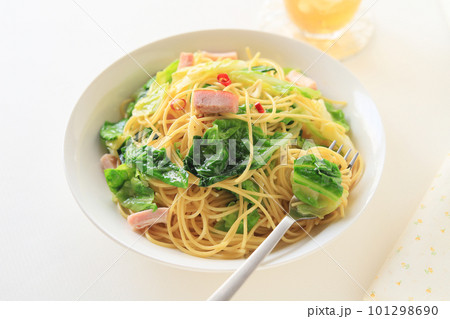 春の定番パスタ、春キャベツとベーコンのペペロンチーノ 101298690