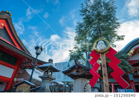 京都市伏見区稲荷大社で撮影した千本鳥居及び境内の風景 101298840