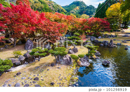 庭園デッキから観える紅葉に彩られた庭園風景　(耶馬溪ダム記念公園「溪石園」) 101298919