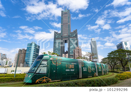 高雄85と高雄展覧館を出発する高雄LRT 101299296