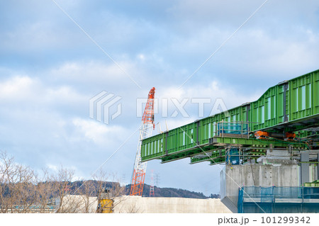 大阪府枚方市の新名神高速道路の建設現場 101299342