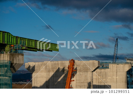 大阪府枚方市の新名神高速道路の建設現場 101299351