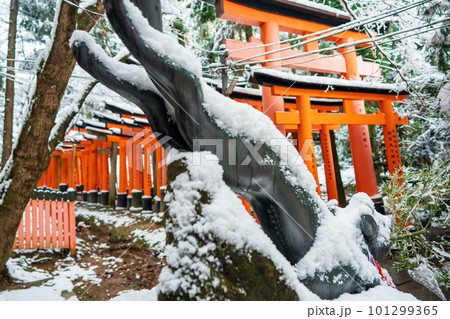 大阪府枚方市の新名神高速道路の建設現場 101299365