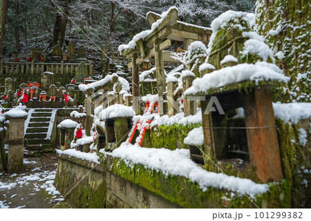 大阪府枚方市の新名神高速道路の建設現場 101299382