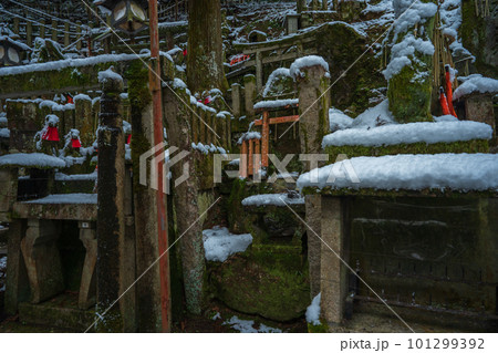大阪府枚方市の新名神高速道路の建設現場 101299392