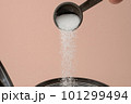 スプーンから落ちる砂糖 101299494