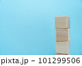 青背景縦に積んだ積木 101299506