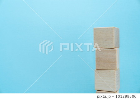 青背景縦に積んだ積木 青背景縦に積んだ積木 101299506