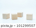 白背景バラバラの積み木 101299507