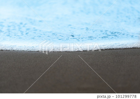 砂浜に残る足跡 砂浜に残る足跡 101299778
