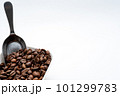 コーヒースコップとコーヒー豆 101299783
