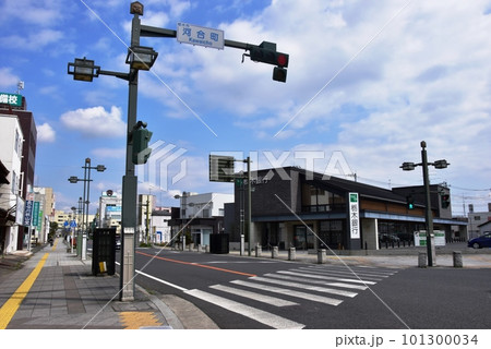 栃木市　蔵の街大通りの河合町交差点と周辺の街並み 101300034