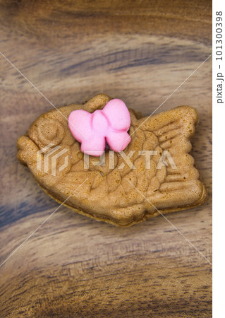 可愛いリボンをつけた美味しそうなミニたいやき 可愛いリボンをつけた美味しそうなミニたいやき 101300398