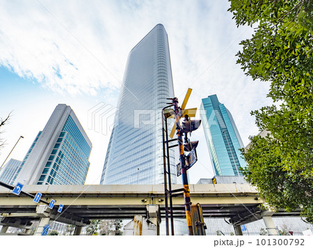 銀座に残された唯一の鉄道踏切信号機と汐留のビル群【浜離宮前踏切跡】 銀座に残された唯一の鉄道踏切信号機と汐留のビル群【浜離宮前踏切跡】 101300792