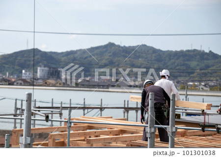住宅の建築現場での高所作業とクレーン 住宅の建築現場での高所作業とクレーン 101301038
